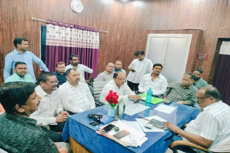 गिरिडीह : दुर्गा पूजा पर निर्बाध बिजली आपूर्ति की मांग, JMM प्रतिनिधिमंडल ने अधीक्षण अभियंता से की मुलाकात