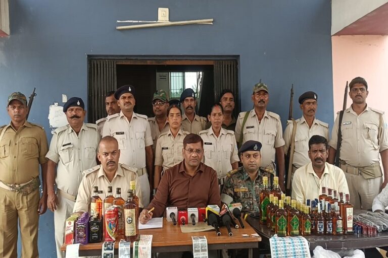 Giridih News: बगोदर में अवैध अंग्रेजी शराब की मिनी फैक्ट्री का भंडाफोड़, 80 लाख की शराब जब्त