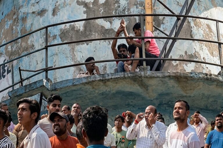 गिरिडीह में 4 साल के बच्चे को लेकर 120 फीट ऊंची पानी टंकी पर चढ़ा युवक, 3 घंटे बाद सुरक्षित उतरा