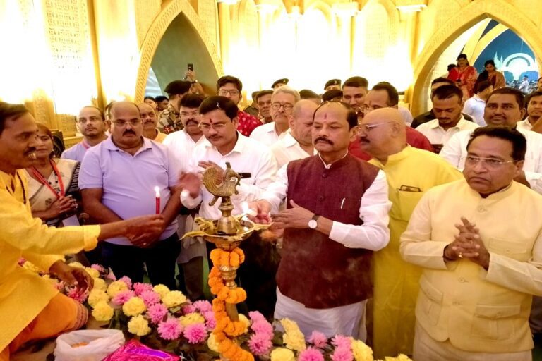 Jamshedpur News: एग्रिको दुर्गा पूजा पंडाल का रघुवर दास ने किया उद्घाटन, दर्शन के लिए उमड़ी श्रद्धालुओं की भीड़