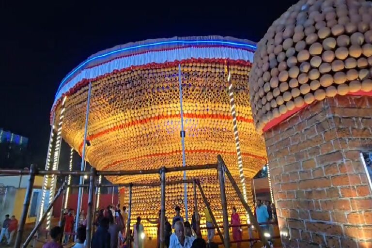 जमशेदपुर : 50 हजार मिट्टी के घड़ों से सजा मां दुर्गा का दरबार, काशीडीह का पंडाल बना आकर्षण का केंद्र