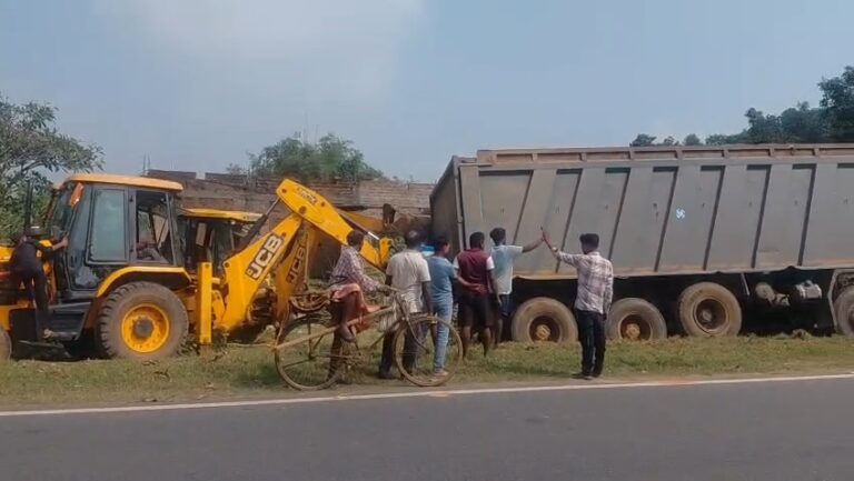 जामताड़ा में बालू लदा 14 चक्का हाईवा दुर्घटनाग्रस्त, चालक-हेल्पर बाल-बाल बचे