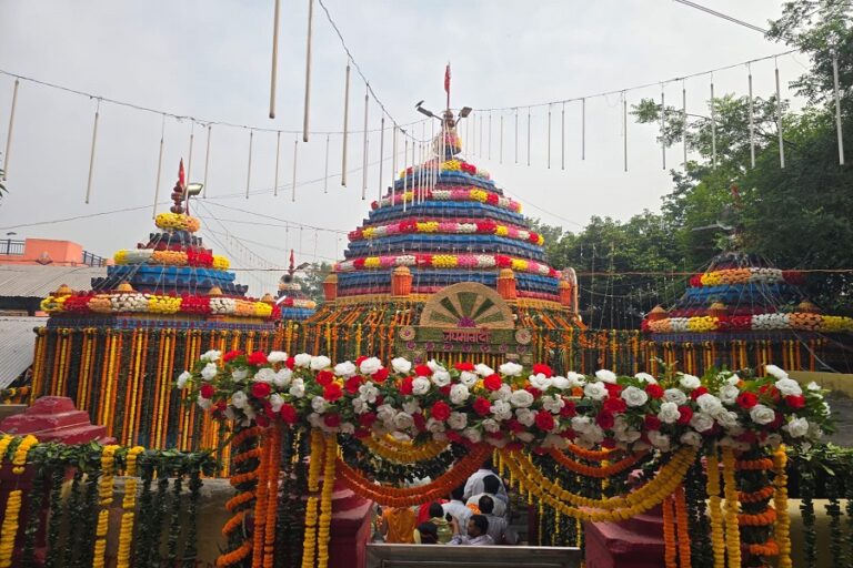रामगढ़ : नवरात्र पर दुल्हन की तरह सजा रजरप्पा का मां छिन्नमस्ता मंदिर, दर्शन के लिए उमड़ रहे श्रद्धालु