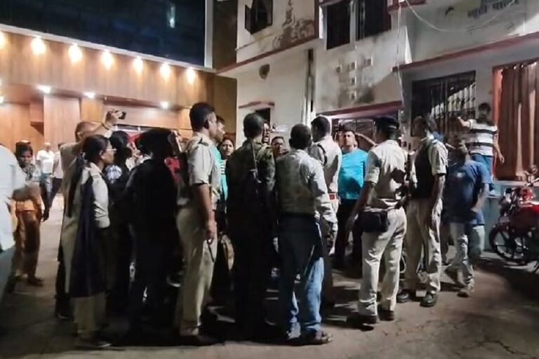 पाकुड़ होटल में ठहरे मालदा जिला परिषद के 24 सदस्य, बंगाल पुलिस के पहुंचने पर विवाद
