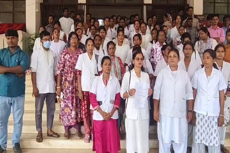 पाकुड़ : स्वास्थ्य विभाग के आउटसोर्सिंग कर्मचारियों ने DC कार्यालय का किया घेराव, छह सूत्री मांगों पर प्रदर्शन