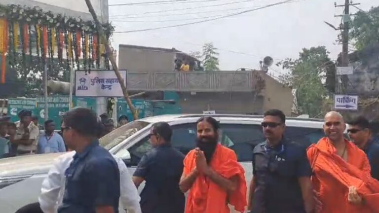 रामगढ़ : CM हेमंत सोरेन की मां रूपी सोरेन के श्राद्ध कर्म में पहुंचे बाबा रामदेव, दी श्रद्धांजलि