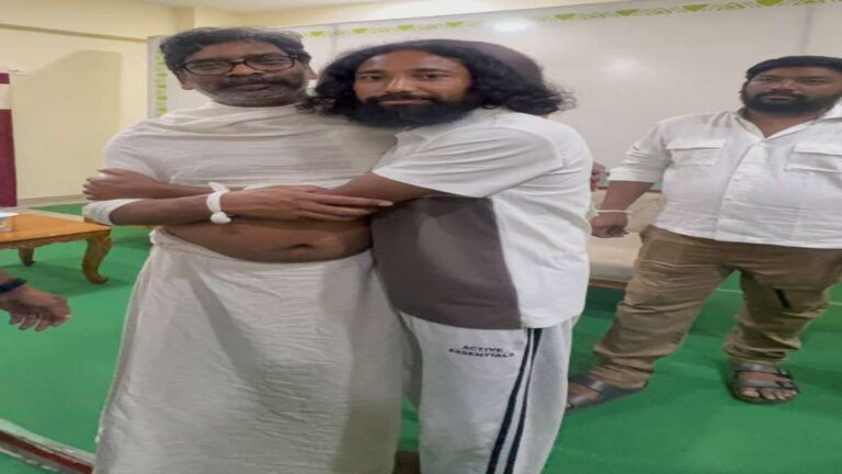 रांची : नेमरा पहुंचकर देवेंद्र नाथ महतो ने हेमंत सोरेन से की मुलाकात, शोक की घड़ी में बंधाया ढांढस