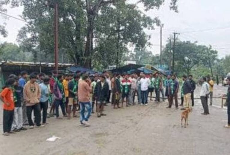चाईबासा: NH-320D के निर्माण में देरी से भड़का ग्रामीणों का गुस्सा, सड़क जाम