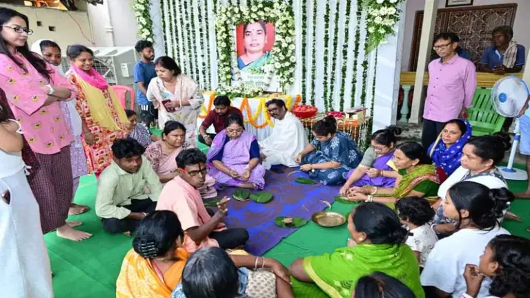 रामगढ़: CM हेमंत सोरेन ने दिवंगत मां रूपी सोरेन की आत्मा की शांति के लिए कराया जादोपटिया अनुष्ठान