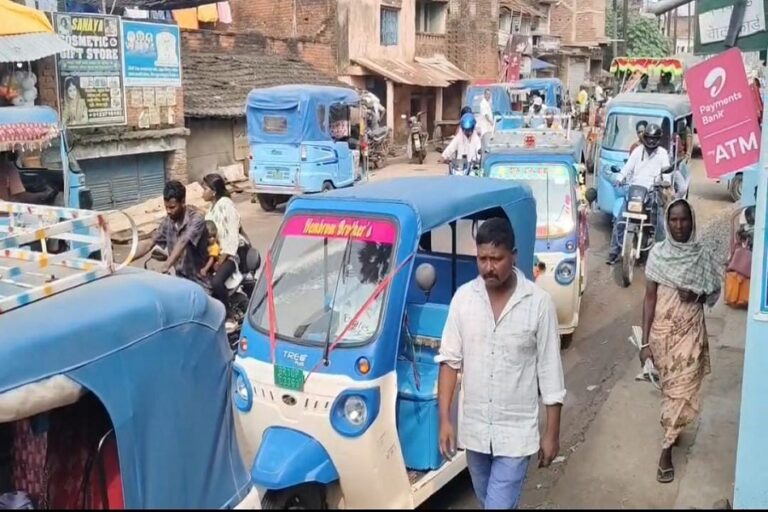 साहिबगंज के भगैया बिशनपुर चौक पर अधूरी सड़क से रोजाना जाम, हादसे का खतरा बढ़ा