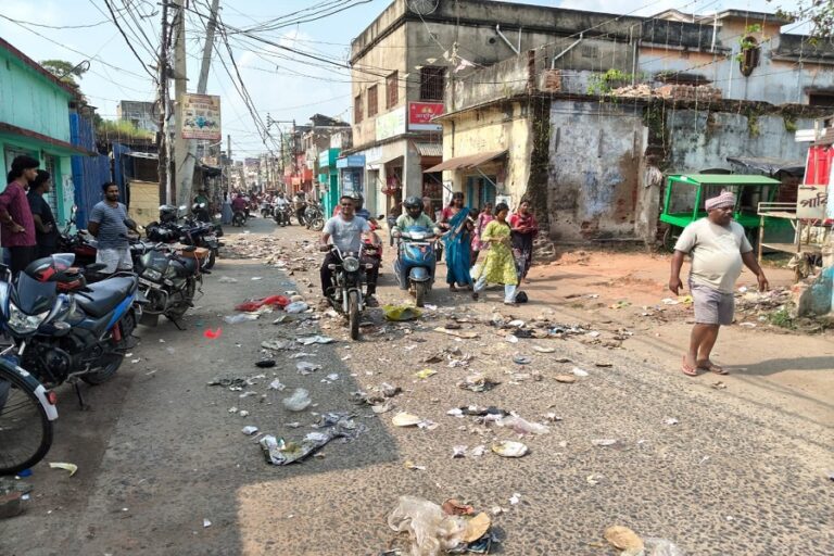 जामताड़ा में 4 महीने से मानदेय नहीं मिलने पर सफाई कर्मियों का हंगामा, सड़कों पर फैलाया कचरा