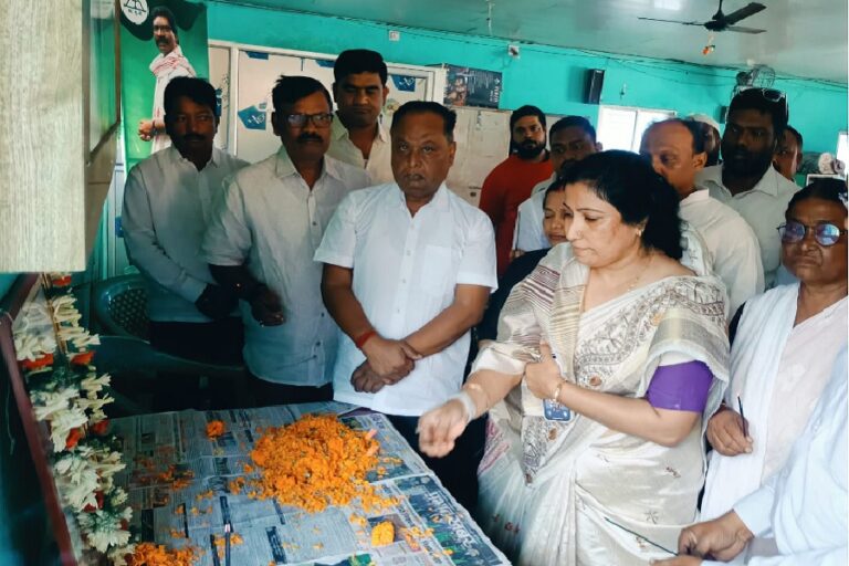गिरिडीह में JMM नेताओं ने रूपी सोरेन को दी श्रद्धांजलि, श्वेता शर्मा भी हुईं शामिल