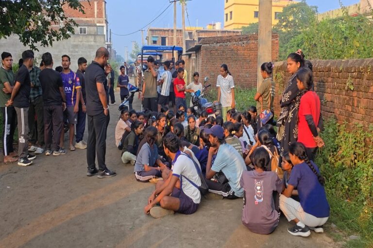 गिरिडीह में बालू लदे वाहन की चपेट में आने से दो छात्राएं घायल, छात्रों ने किया हंगामा