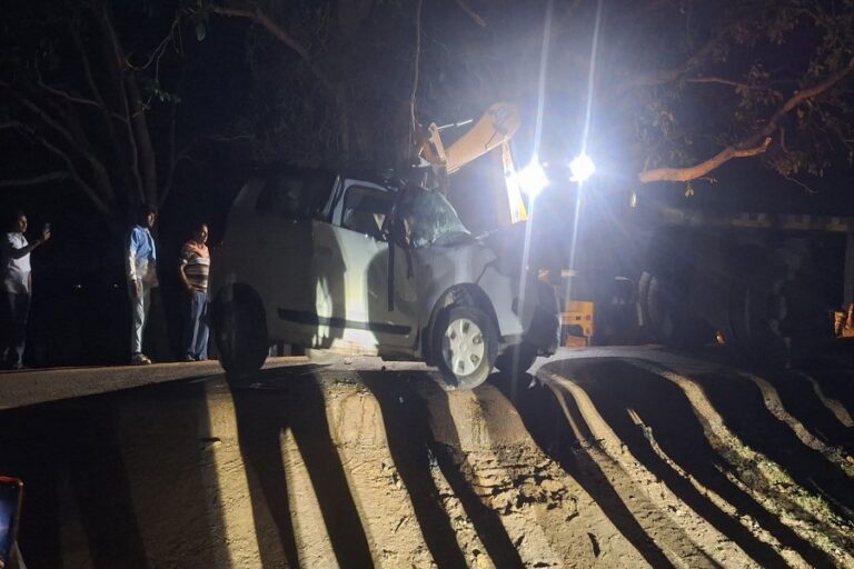 Giridih News: गिरिडीह में भीषण सड़क हादसा, कार को 6 KM तक घसीटता रहा ट्रेलर; चालक की मौत, दो घायल