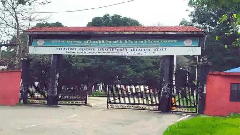 IIIT रांची में छात्रों का प्रदर्शन जारी, निदेशक के इस्तीफे की मांग पर अड़े विद्यार्थी