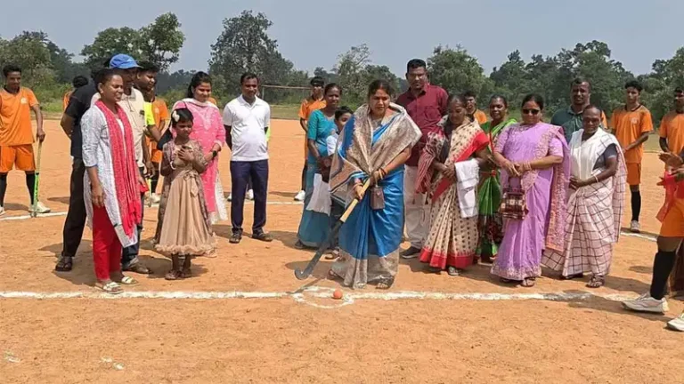 लातेहार में पूर्व खिलाड़ी कोमल टोपनो की प्रथम पुण्यतिथि पर हॉकी प्रतियोगिता शुरू
