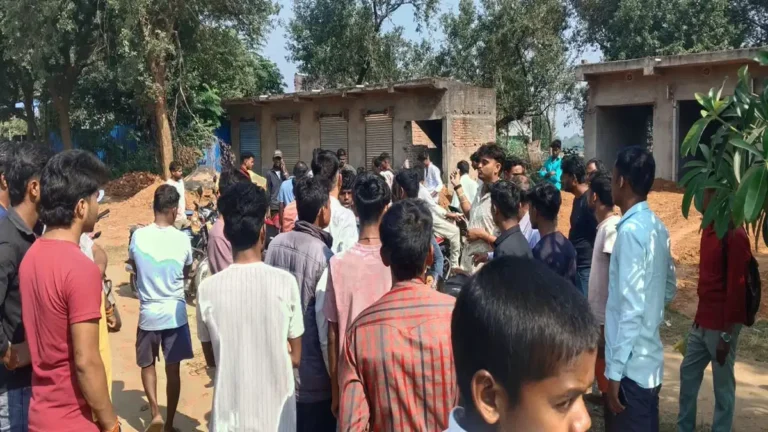 Jamtara News: नारायणपुर में दो बाइकों की टक्कर, महिला समेत तीन लोग घायल