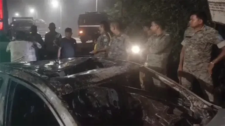 धनबाद में रेलवे फाटक के हाइट गेट से टकराई कार, आग लगने से दो लोग घायल