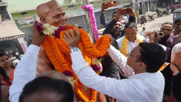 हजारीबाग कांग्रेस कार्यालय में गांधी और शास्त्री जयंती पर कार्यक्रम, नेताओं ने दी श्रद्धांजलि