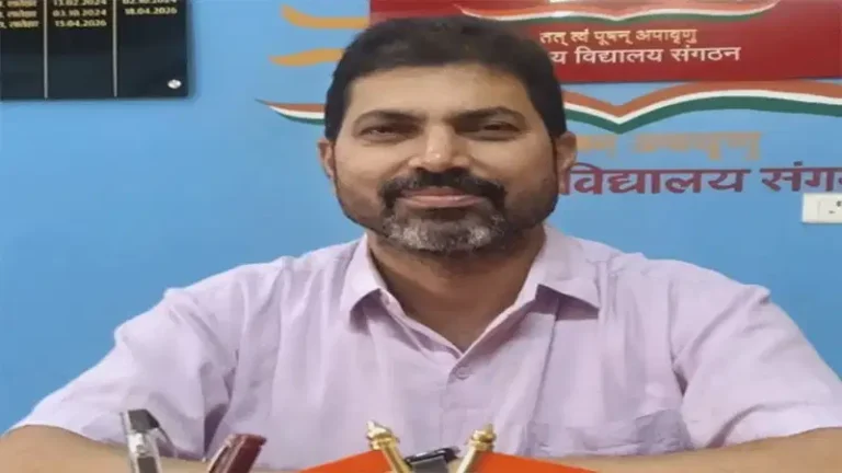 Latehar News: पीएम श्री केंद्रीय विद्यालय में PTM, प्राचार्य ने बच्चों का स्क्रीन टाइम कम करने की अपील की
