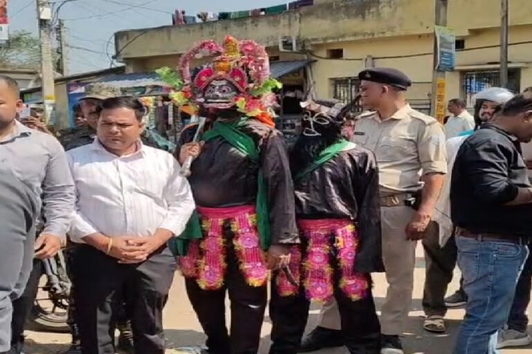 रांची: सड़कों पर यमराज के वेश में पहुंचे व्यक्ति, गुलाब देकर चालकों को किया जागरूक