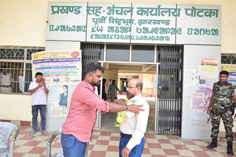Jamshedpur News: पोटका विधायक संजीव सरदार का एक्शन, देर से पहुंचे अधिकारी तो मुख्य द्वार पर लगाई कुर्सी
