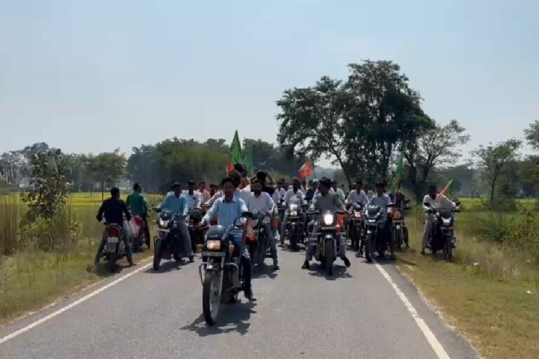 तिरुलडीह गोलीकांड के शहीदों की याद में हरेलाल महतो ने निकाली विशाल बाइक रैली, सरकारी नौकरी की मांग उठाई