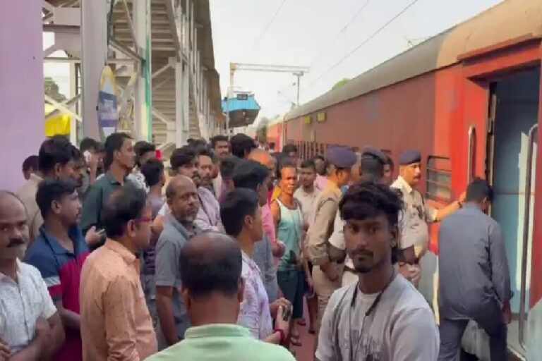 चक्रधरपुर स्टेशन पर ट्रेन के टॉयलेट में मिला यात्री का शव, गमछे के सहारे लटका था व्यक्ति