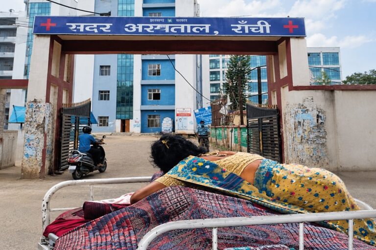 सदर अस्पताल में कंबल नहीं मिलने पर मरीज को चटाई ओढ़ाती रही मां, प्रबंधन के वीडियो पर उठे सवाल