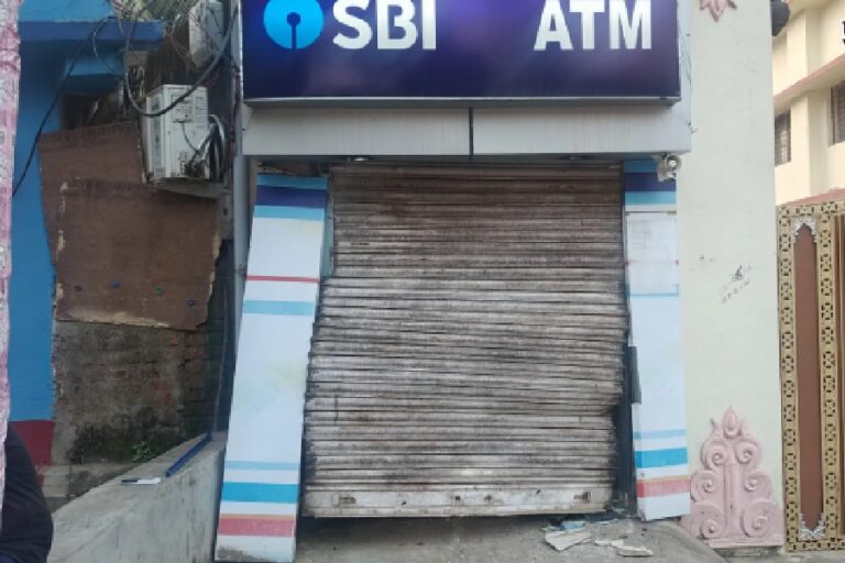 देवघर में चोरों ने उखाड़ लिया SBI का पूरा ATM, Xylo कार में लादकर हुए फरार